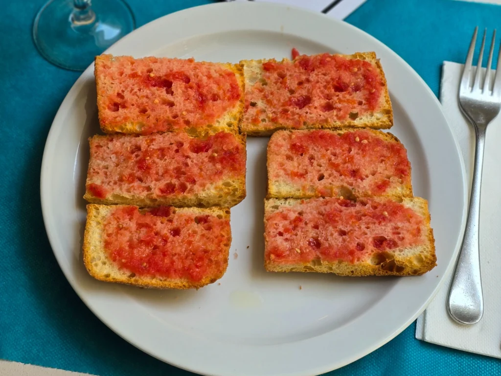 Pan de Coca con Tomate