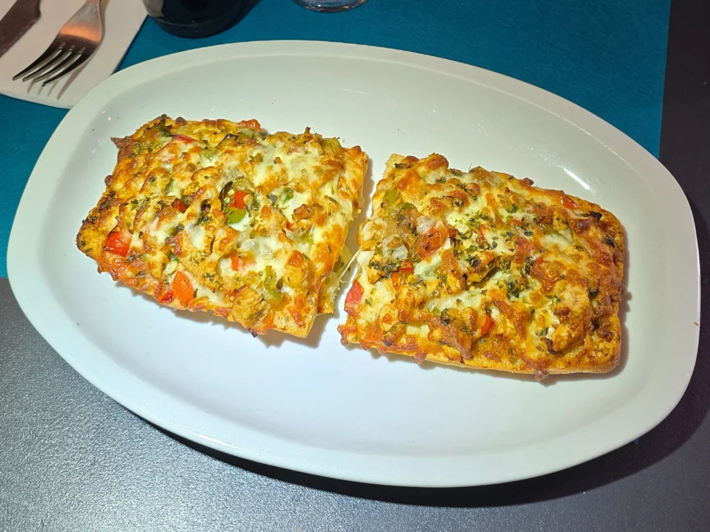 Pan de Coca Con pollo Gratinado con Mozzarella