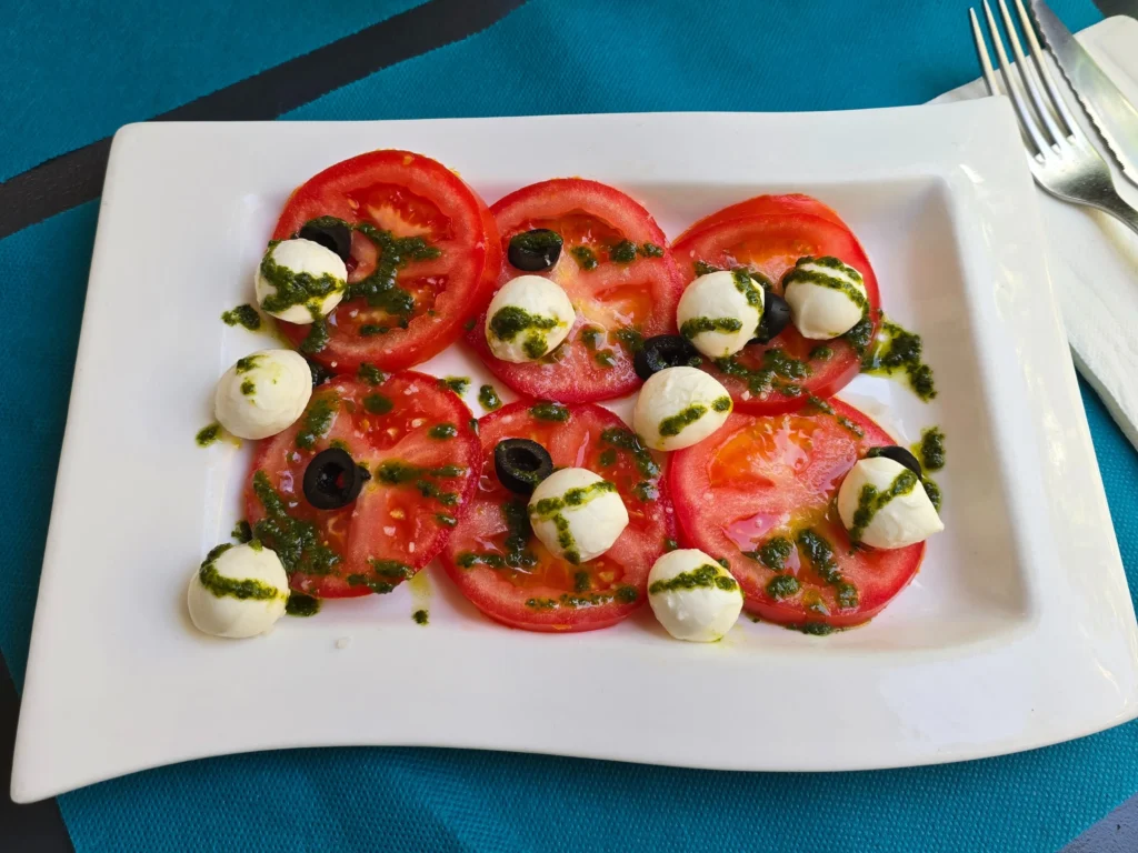 Ensalada de Mozzarella fresco con pesto